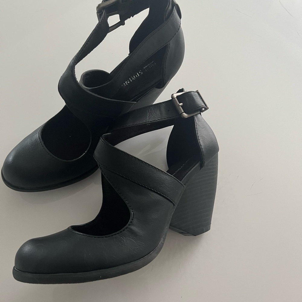 New Never Worn Black Mary Jane’s size 6